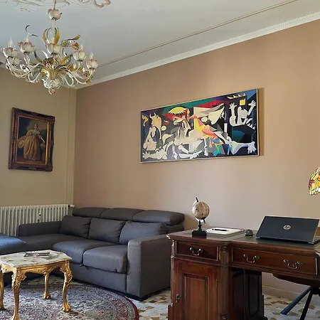 Vittore 11 Square Apartment